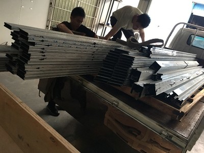 不銹鋼制品的多功能應用 圓形包邊柱、踢腳線與排水檔條